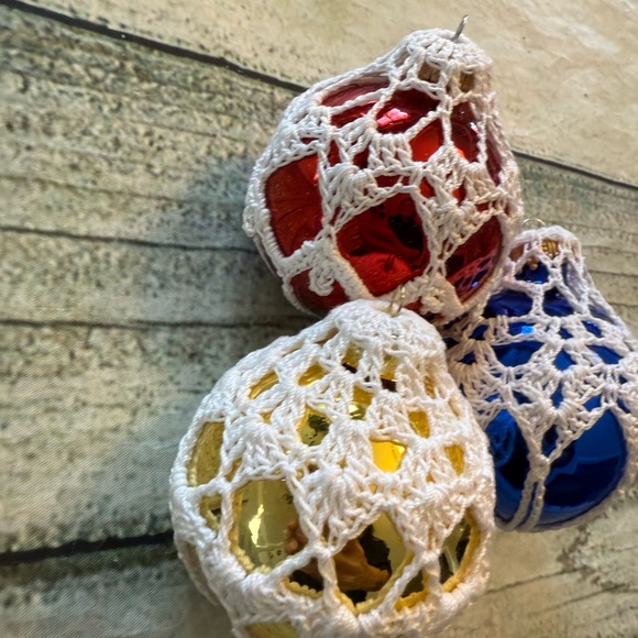 3 vintage glass crochet wrapped ornaments. - Picture 3 of 4
